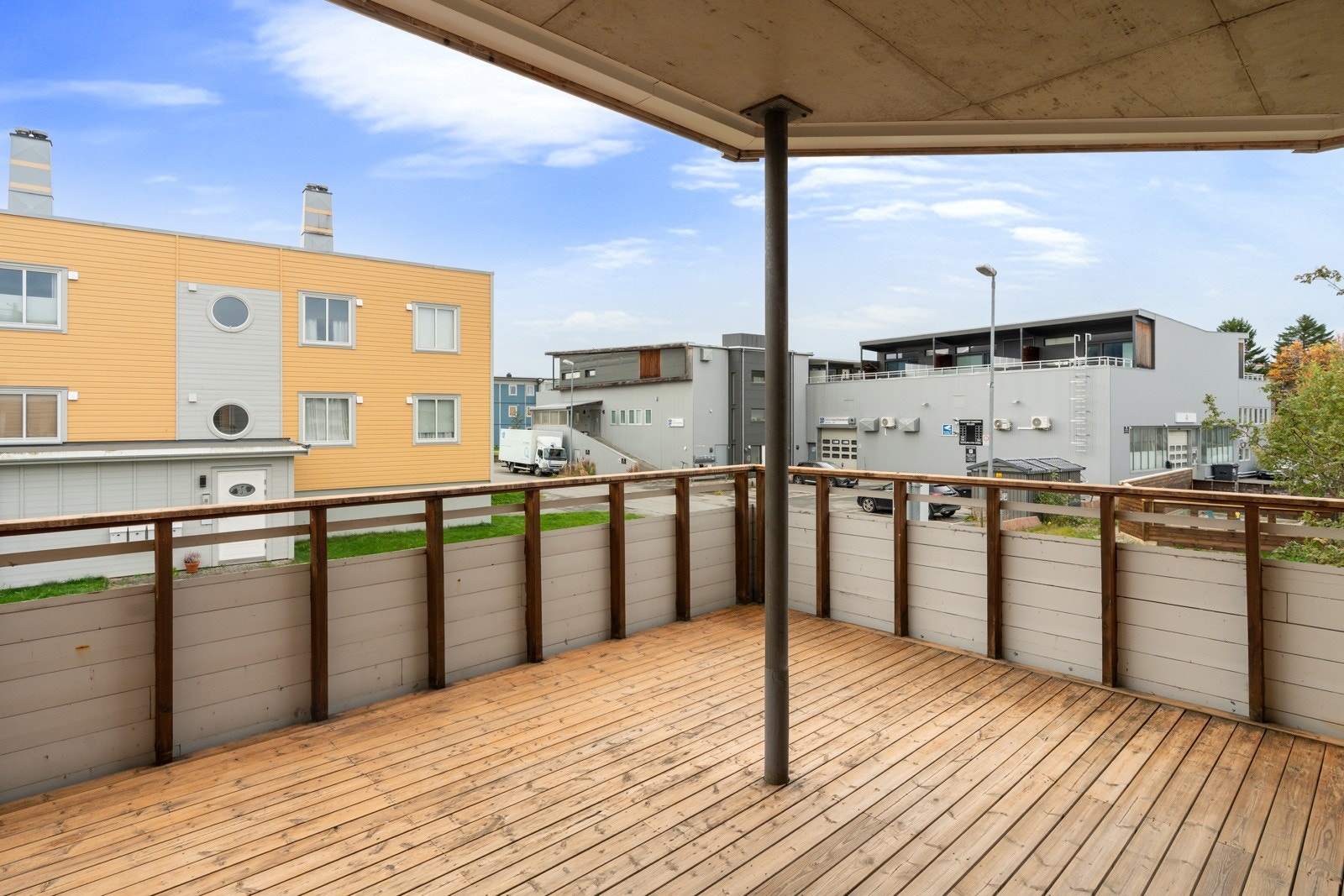 Romslig, sørvendt veranda med gode solforhold og plass til utemøbler.