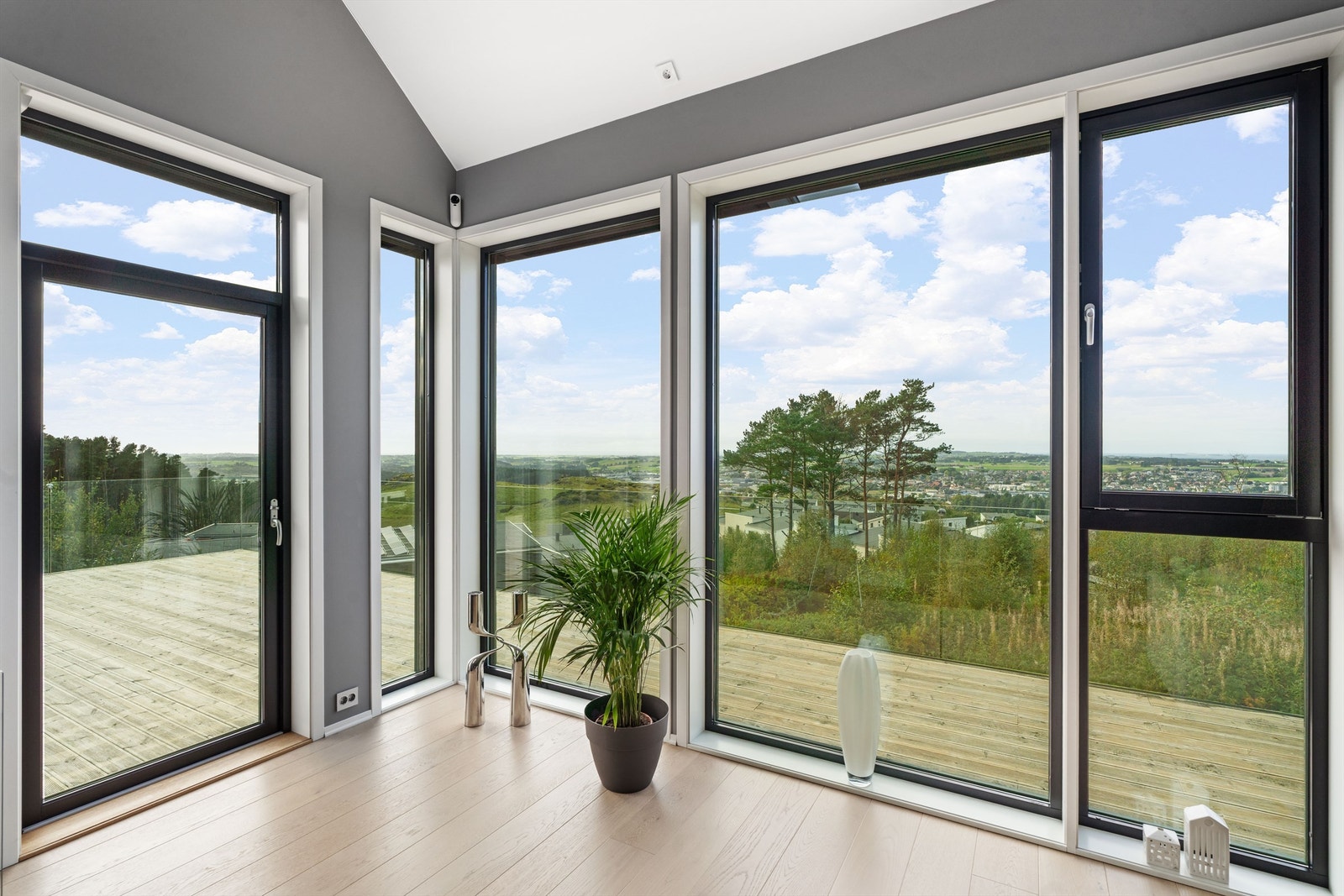 Fra stue er det direkte utgang til ca. 64 kvm stor takterrasse med en utsikt som knapt kan bli bedre. Galleribilde