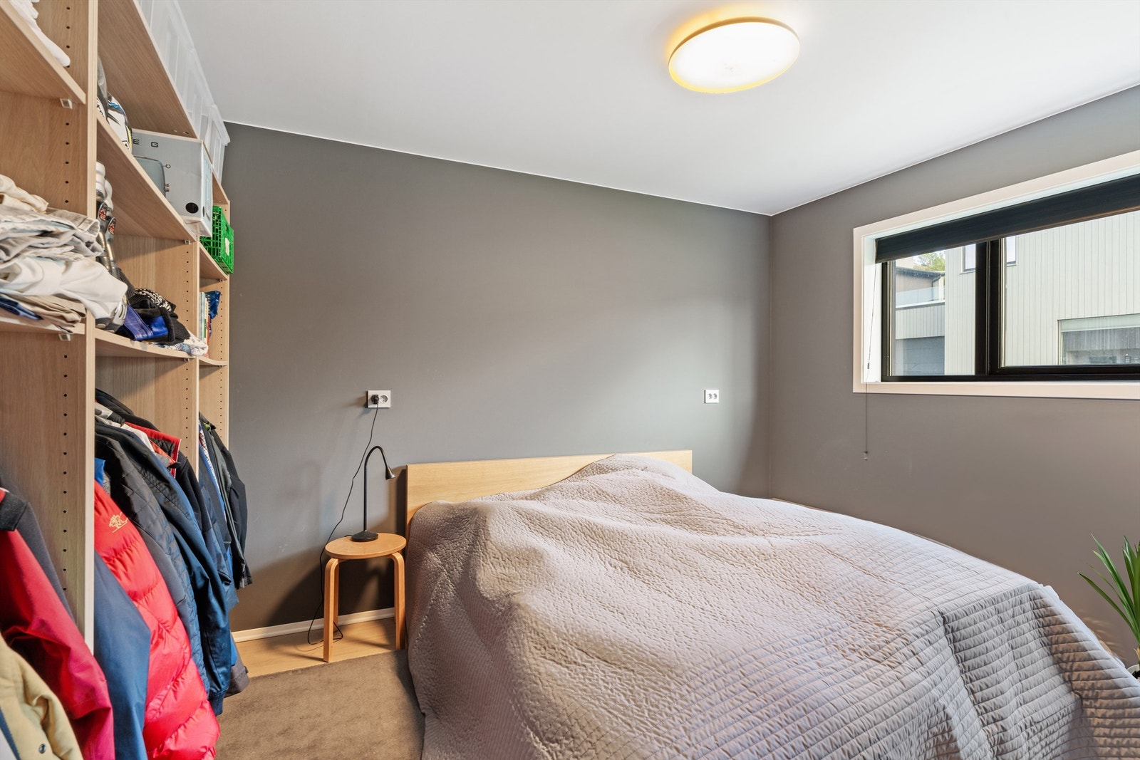 Soverom nr. 4 ligger i 1 etasje og kan også fungerer perfekt som en TV stue om ønskelig. Galleribilde