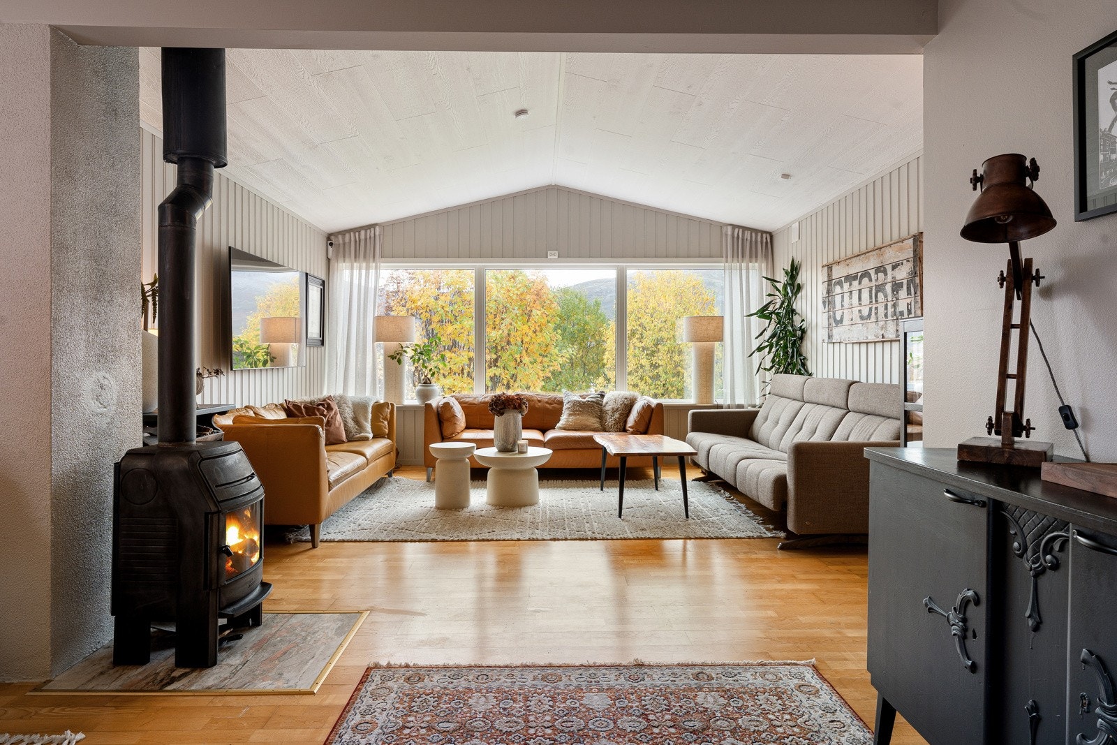 Stuen er meget romslig og har en flott peis med innsats, som innbyr til hygge i sofakroken.