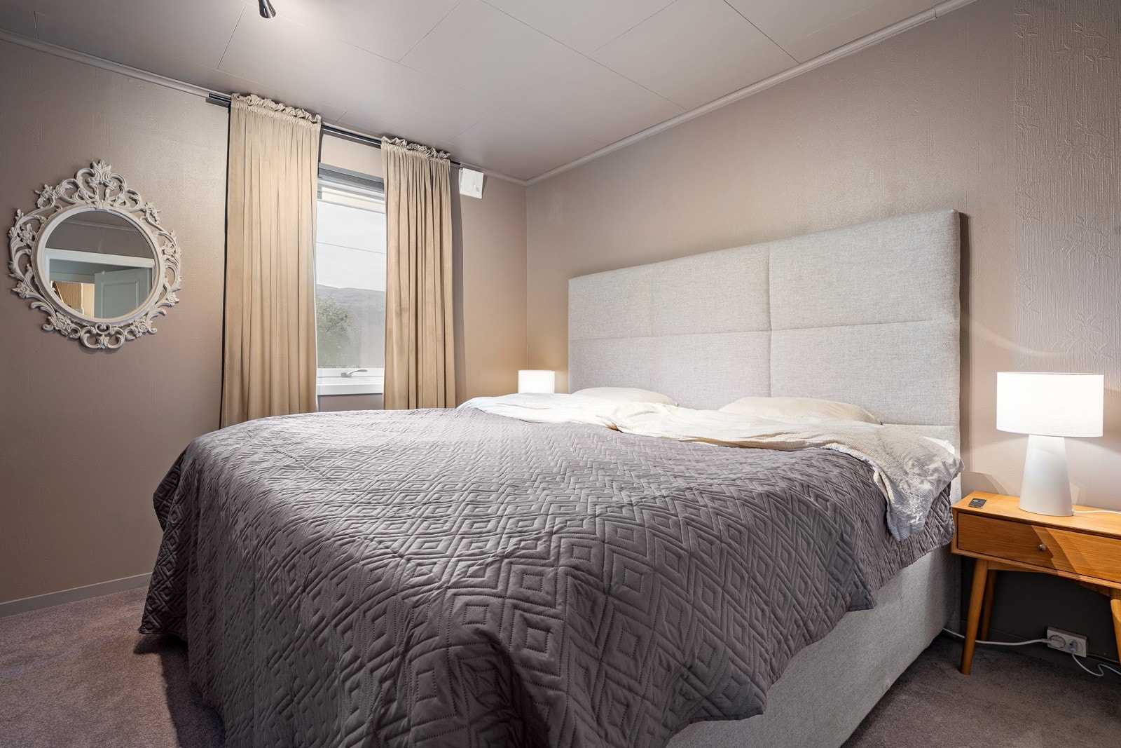 Hovedetasjen har totalt 3 soverom. Hovedsoverommet har god plass til dobbeltseng og nattbord.