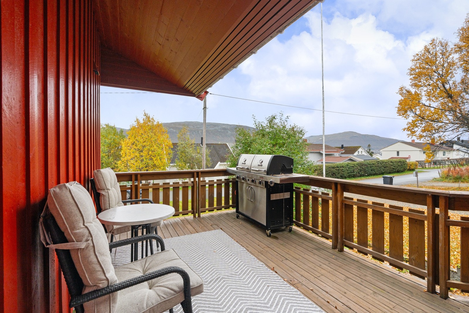Verandaen har god plass til utemøbler og grill.