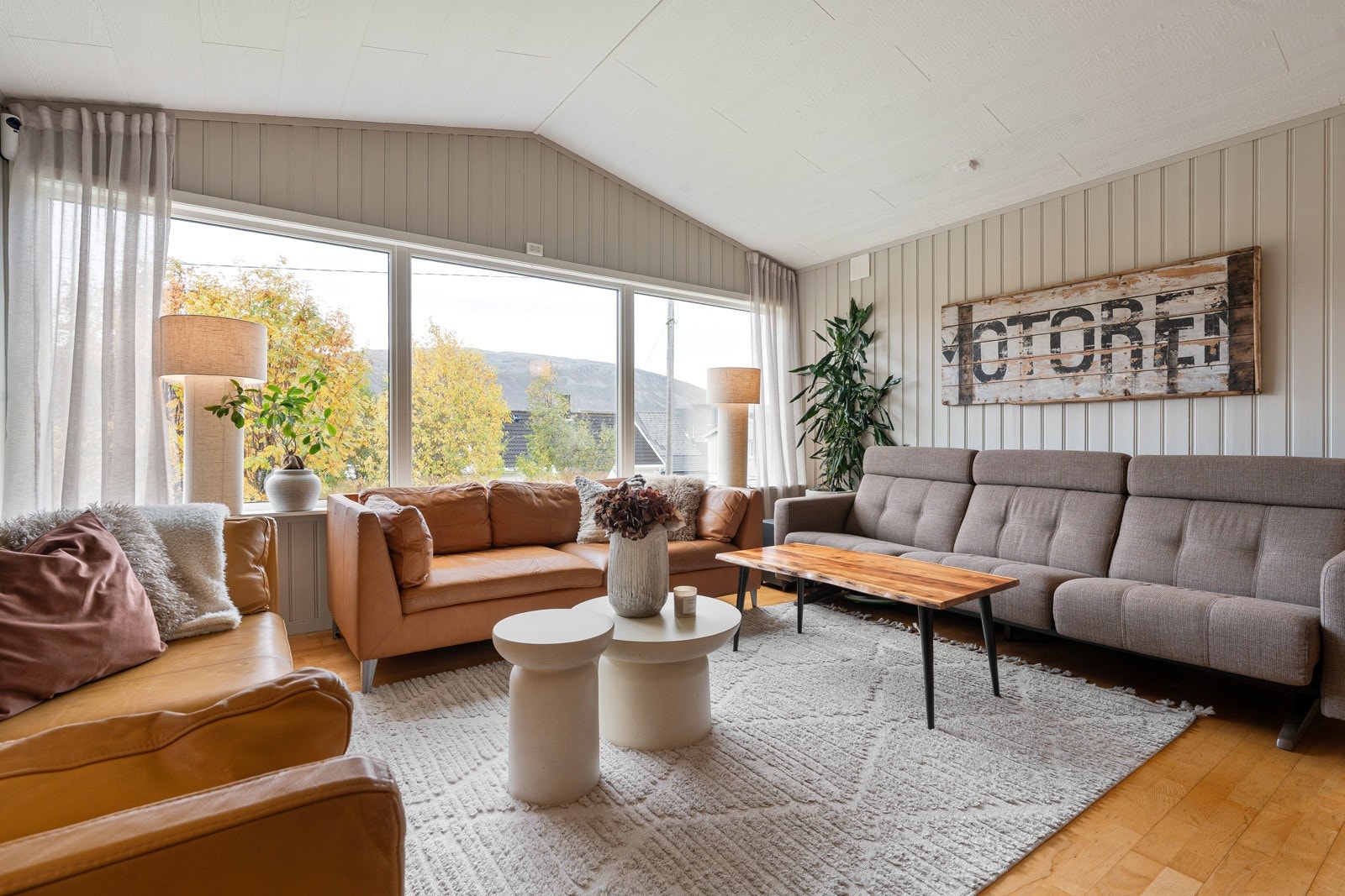 Store vinduer og ekstra takhøyde sørger for mye naturlig lysinnslipp, som gir rommet en lett og luftig følelse.