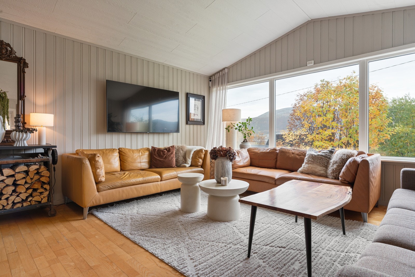 Her er det god plass til sofagruppe og TV-løsning.
