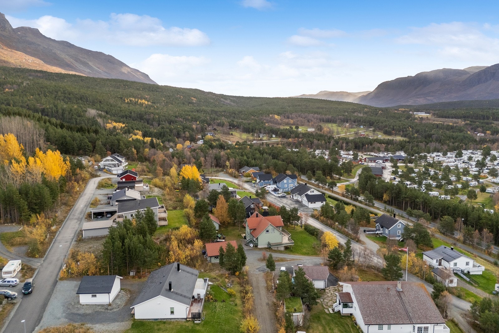 Skibotn er kjent for sin vakre natur og beliggenhet innerst i Skibotndalen, med fjell og friluftsområder like i nærheten.