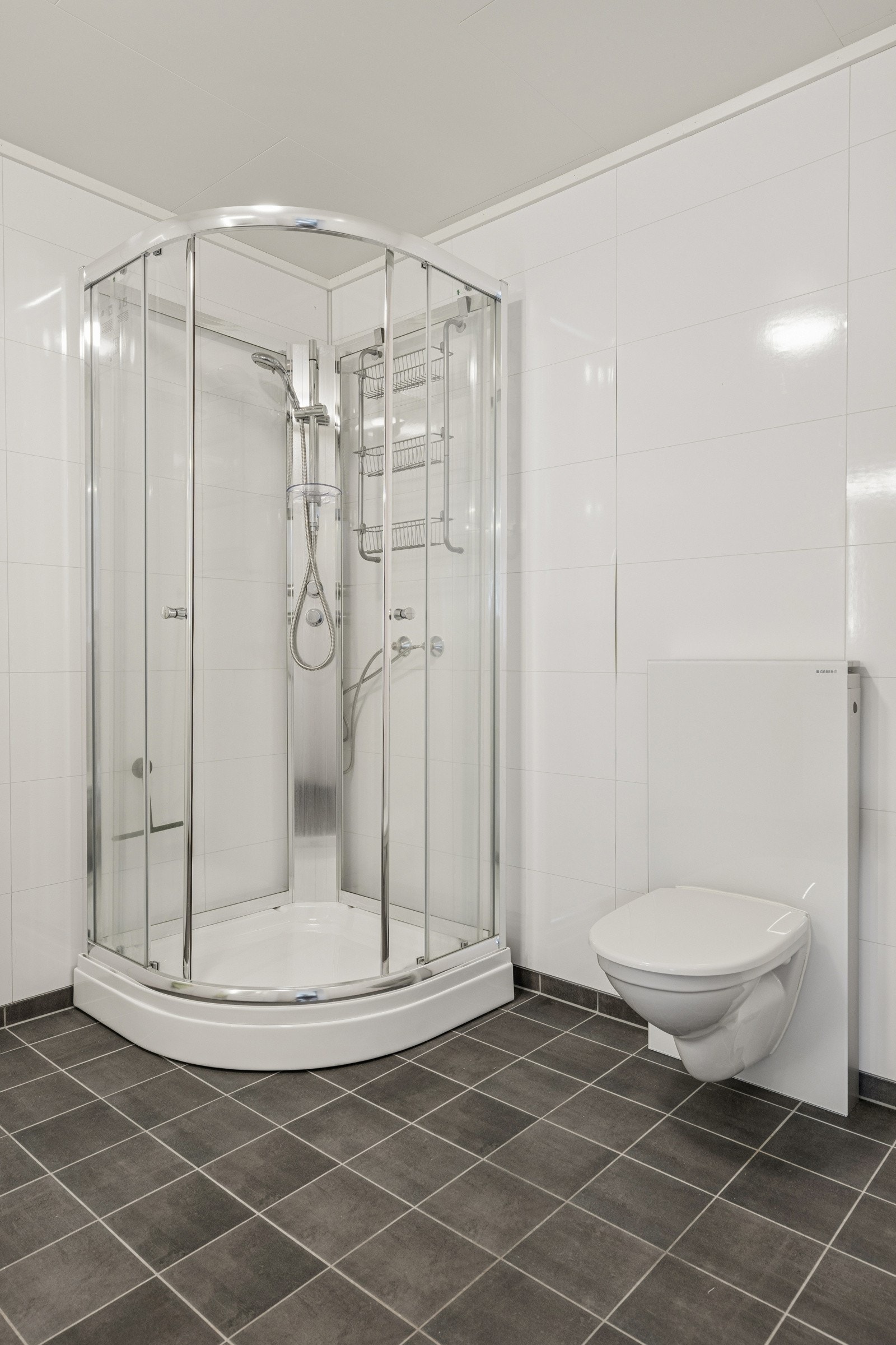Videre har badet vegghengt wc og dusjkabinett. Avtrekk via balansert ventilasjon.