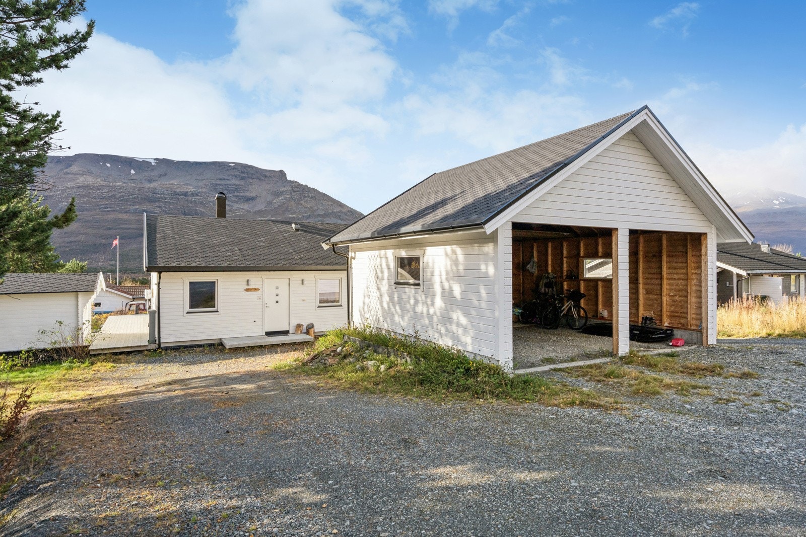 Det er parkering i carport og på gårdsplassen. Utebod på ca. 7 kvm medfølger.