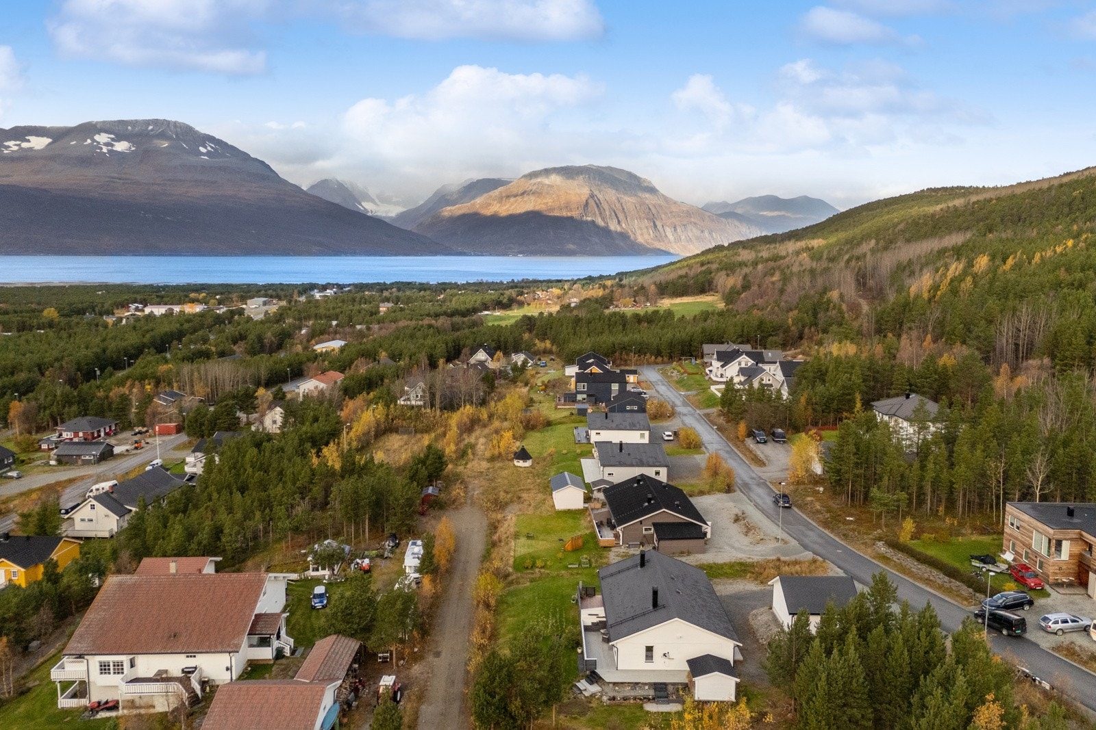 Eiendommen ligger fint til i et etablert boligområde med kort vei til det meste du trenger i hverdagen
