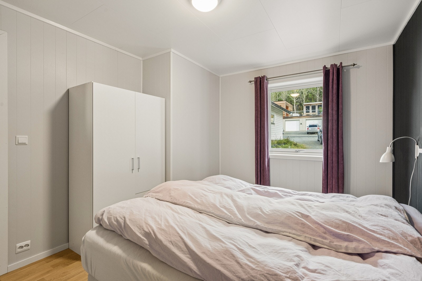 Hovedsoverom med garderobeskap og god plass til stor seng.