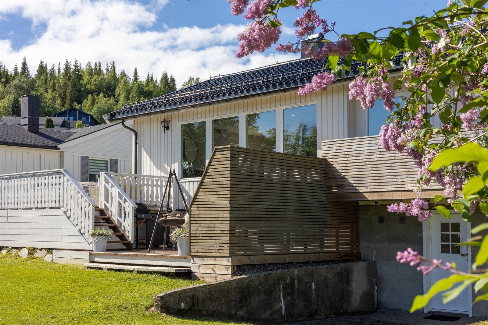 Terrassen har nylig fått skiftet terrassebord og rekkverk i 2023. Galleribilde