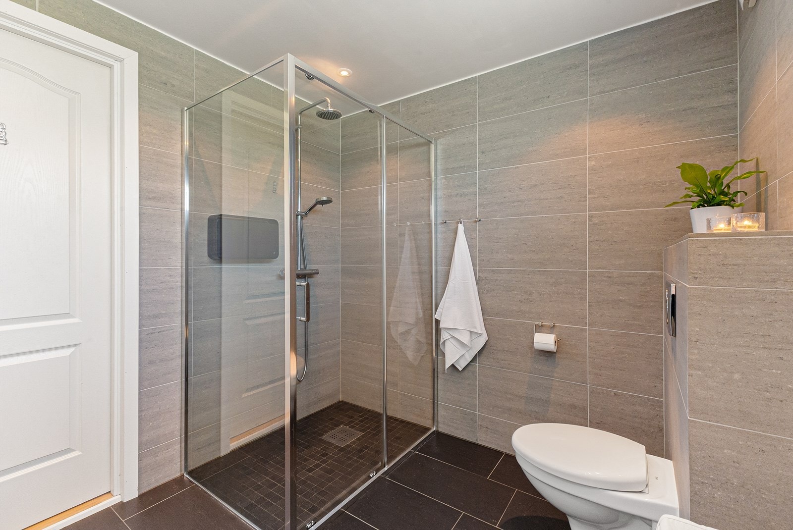Dusjhjørnet er adskilt med glassvegger, og badet har vegghengt toalett. Galleribilde