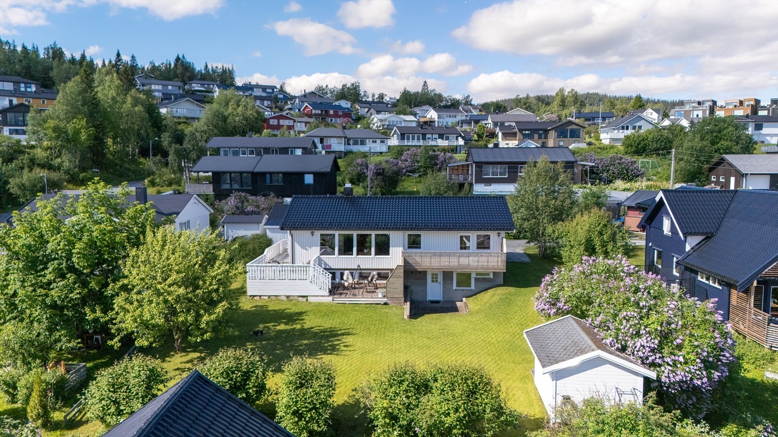 Eiendomsmegler MNEF Tomi Christian Johansen, presenterer en pen enebolig med godkjent utleiedel, garasje og terrasser i rolig boligområde på Båsmoen med gode sol- og utsiktsforhold. Galleribilde