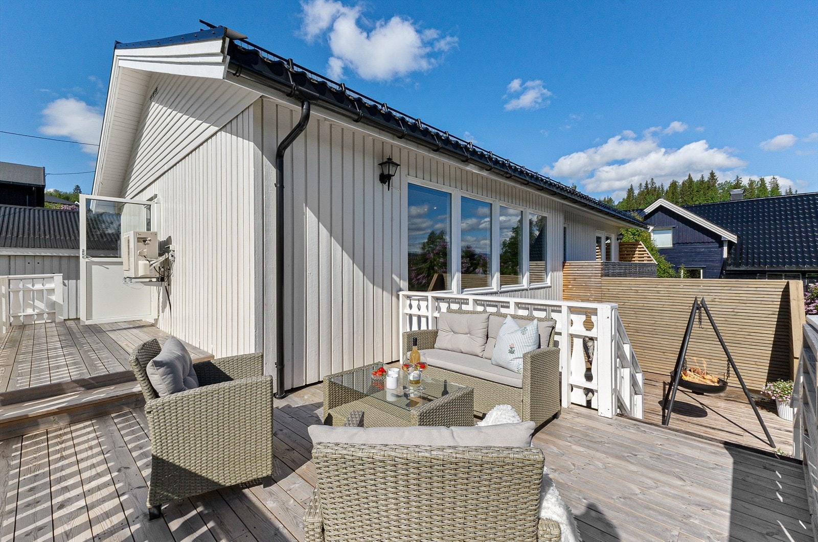 Den herlige, store terrassen er oppgradert med nye terrassebord og rekkverk i 2023. Galleribilde