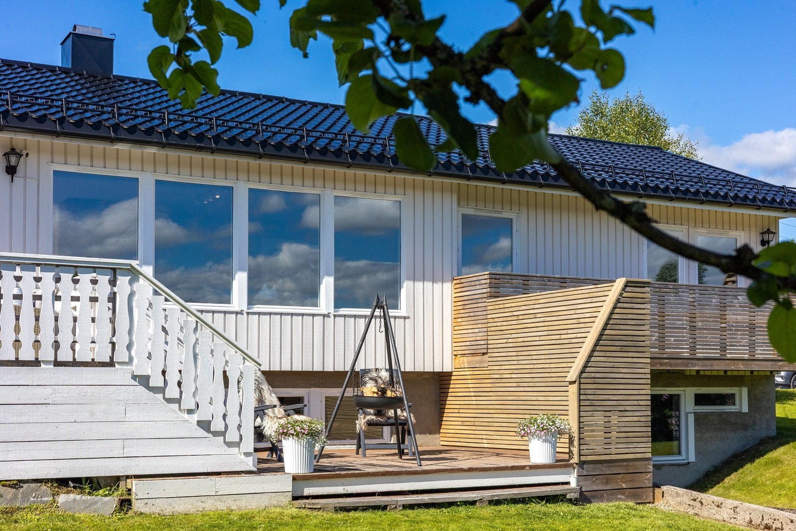 Oppført levegg på veranda i underetasjen fra 2020. Galleribilde