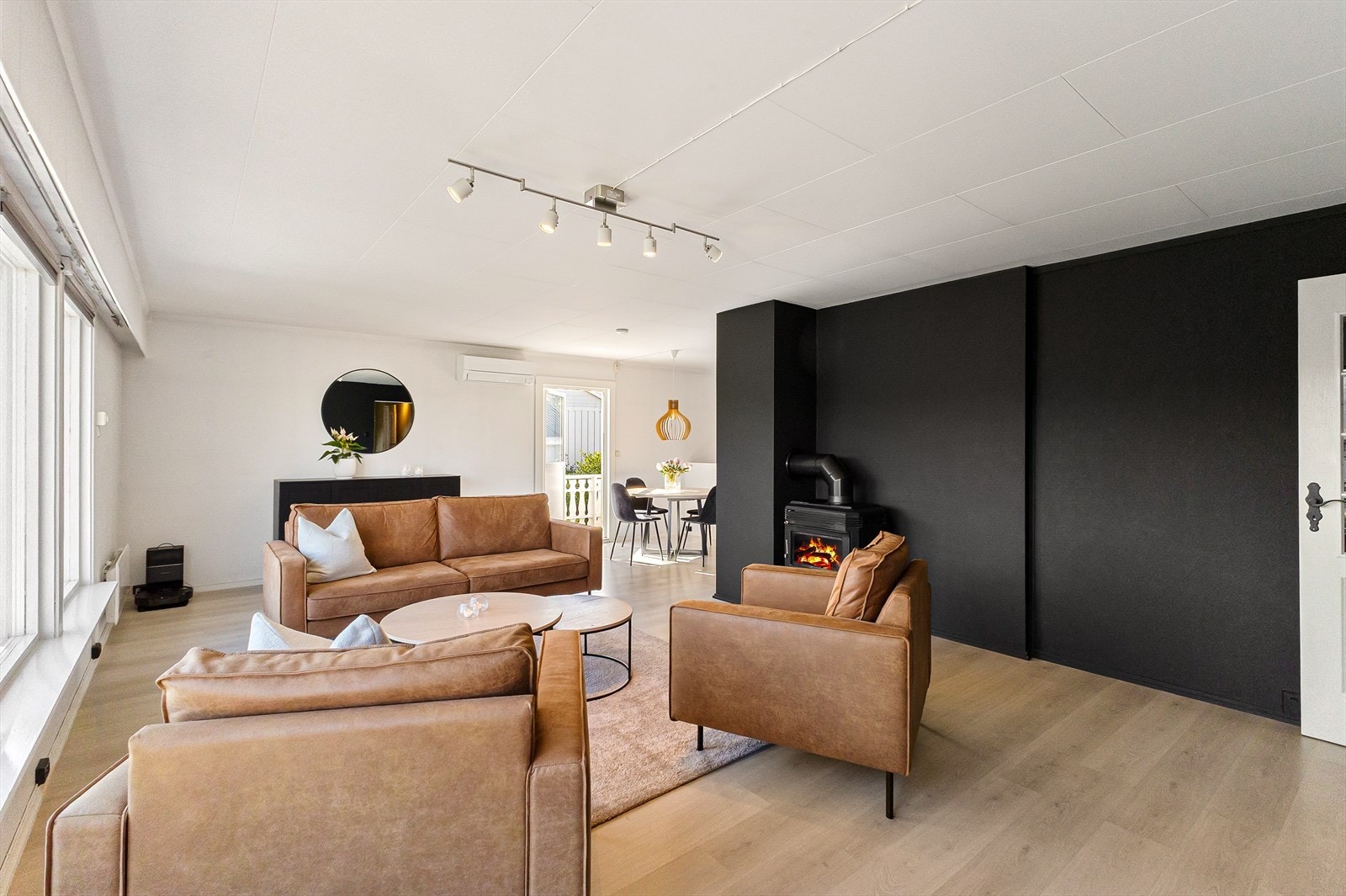 Stuen har en romslig planløsning med plass til flere sittegrupper. Galleribilde