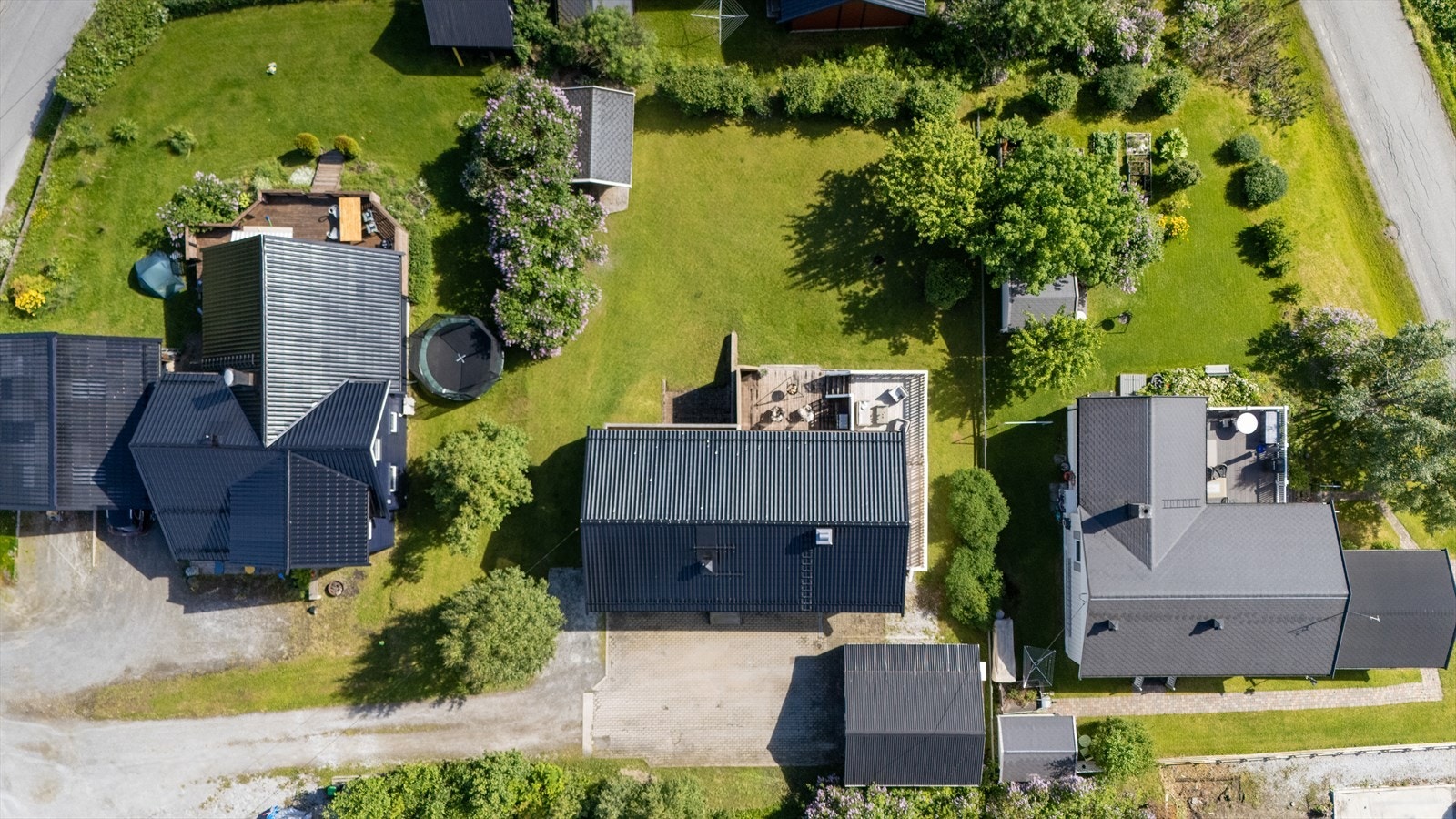 Tomten er velholdt, pent opparbeidet og gir rom for både rekreasjon og aktiviteter for hele familien. Galleribilde