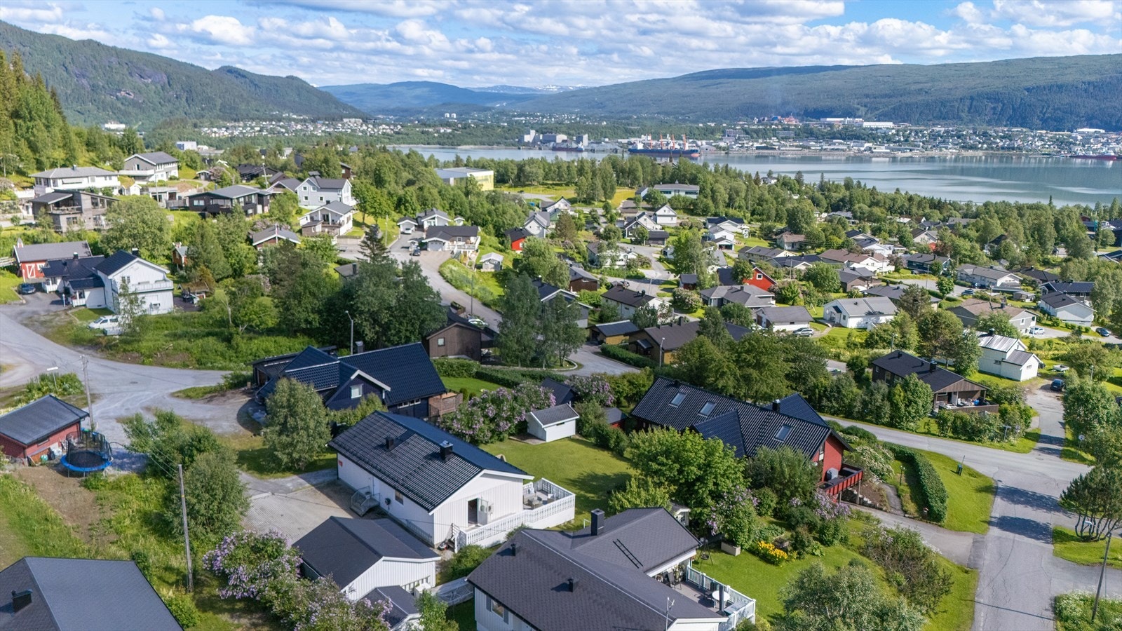 Området omkring har gode turmuligheter og nærhet til dagligvarebutikk og skole. Galleribilde