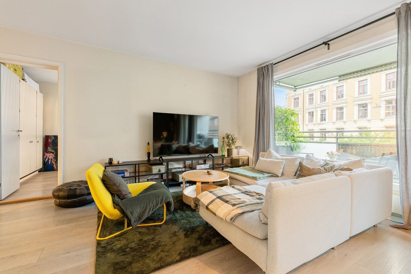 Leiligheten ligger i 2. etasje og inneholder entré, kjøkken, stue, bad og soverom. Galleribilde