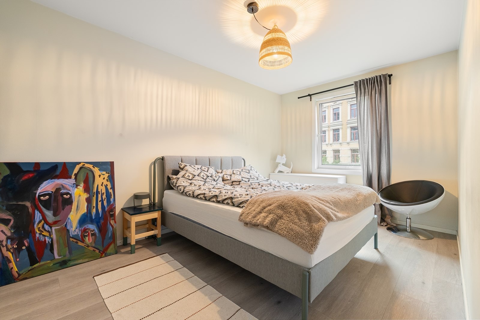 Stort soverom med plass til dobbeltseng, nattbord og garderobeskap. Galleribilde