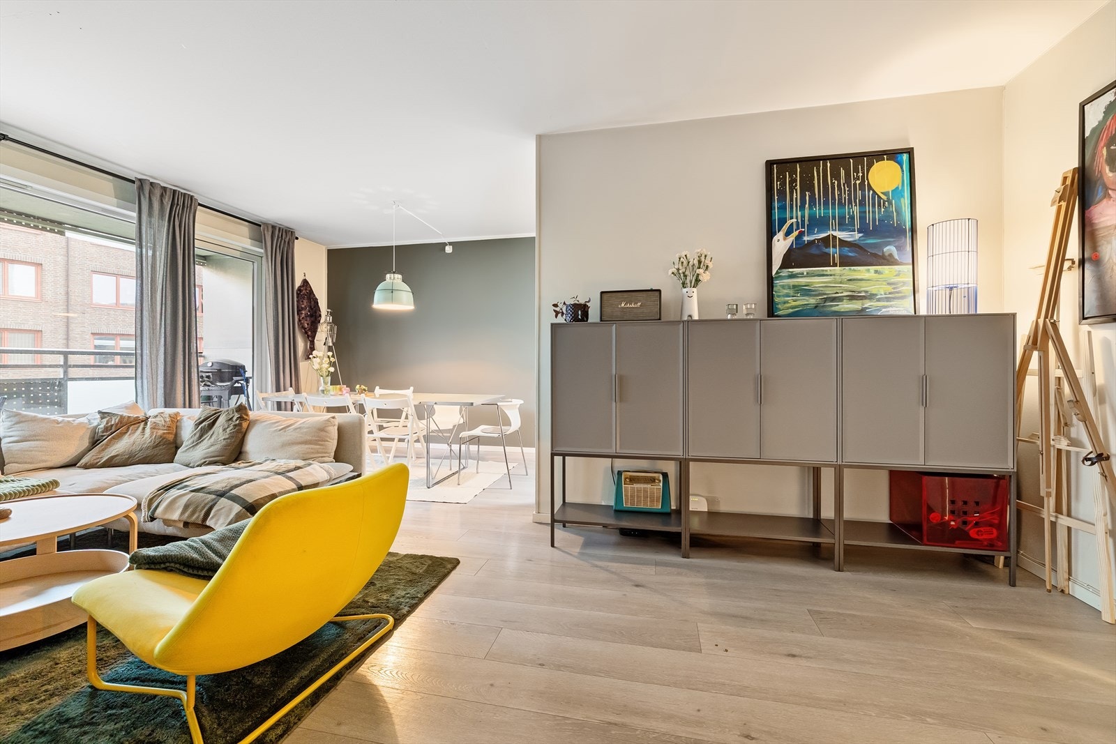 I stuen er det god plass til sofagruppe med tilhørende sofabord og tv-benk. Galleribilde