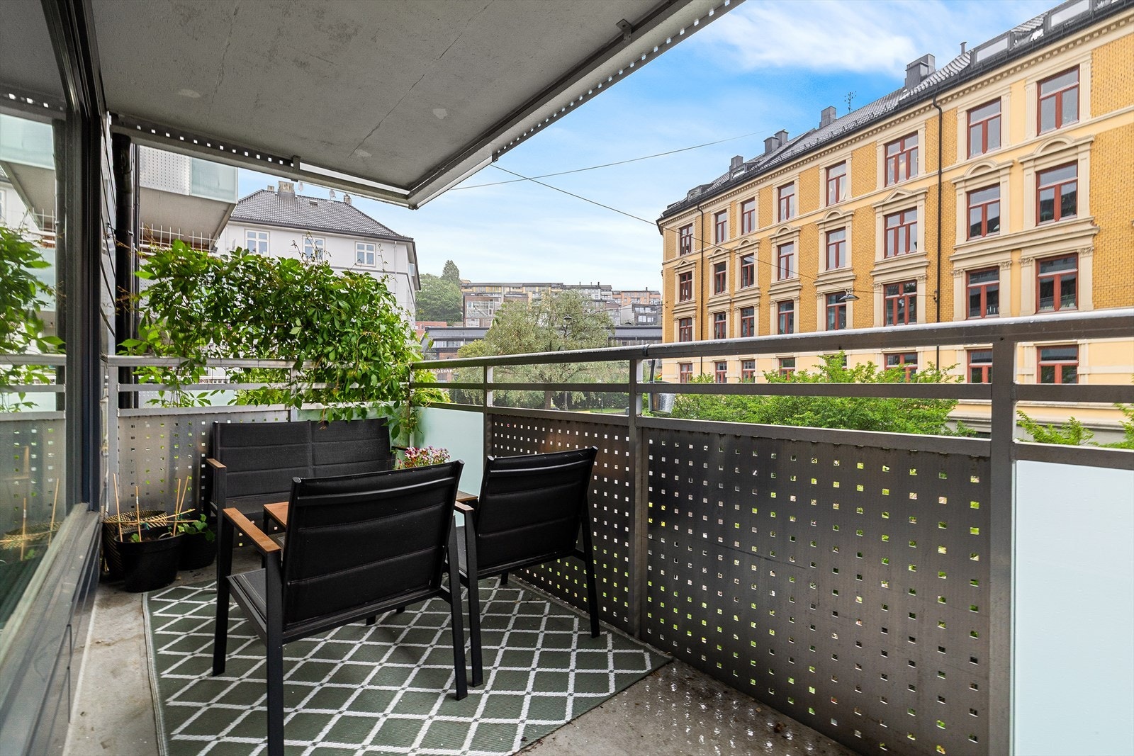 Fra stuen er det utgang til en sørøstvendt balkong på ca. 9 kvm. Her er det plass til utemøbler, grill og beplantning. Galleribilde