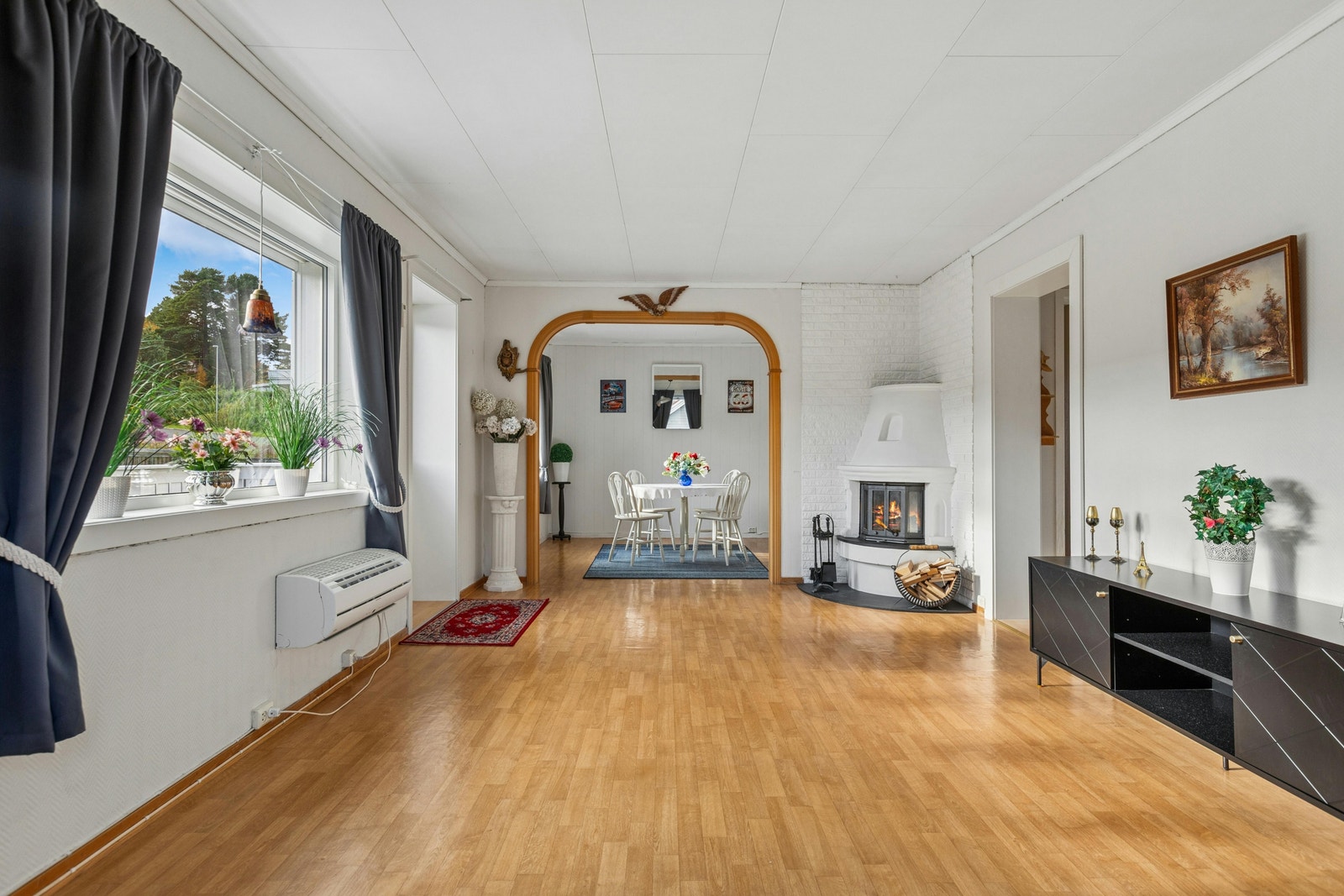 Stor stue som har godt med lysinnslipp Galleribilde