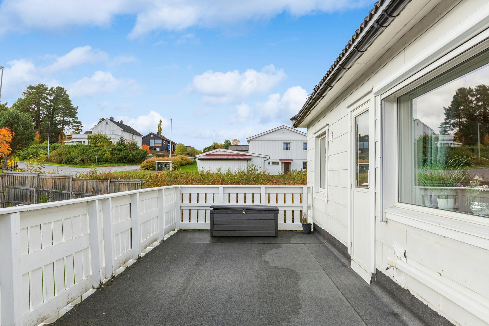 Fra stue er det utgang til romslig veranda med gode sol- og utsiktsforhold Galleribilde