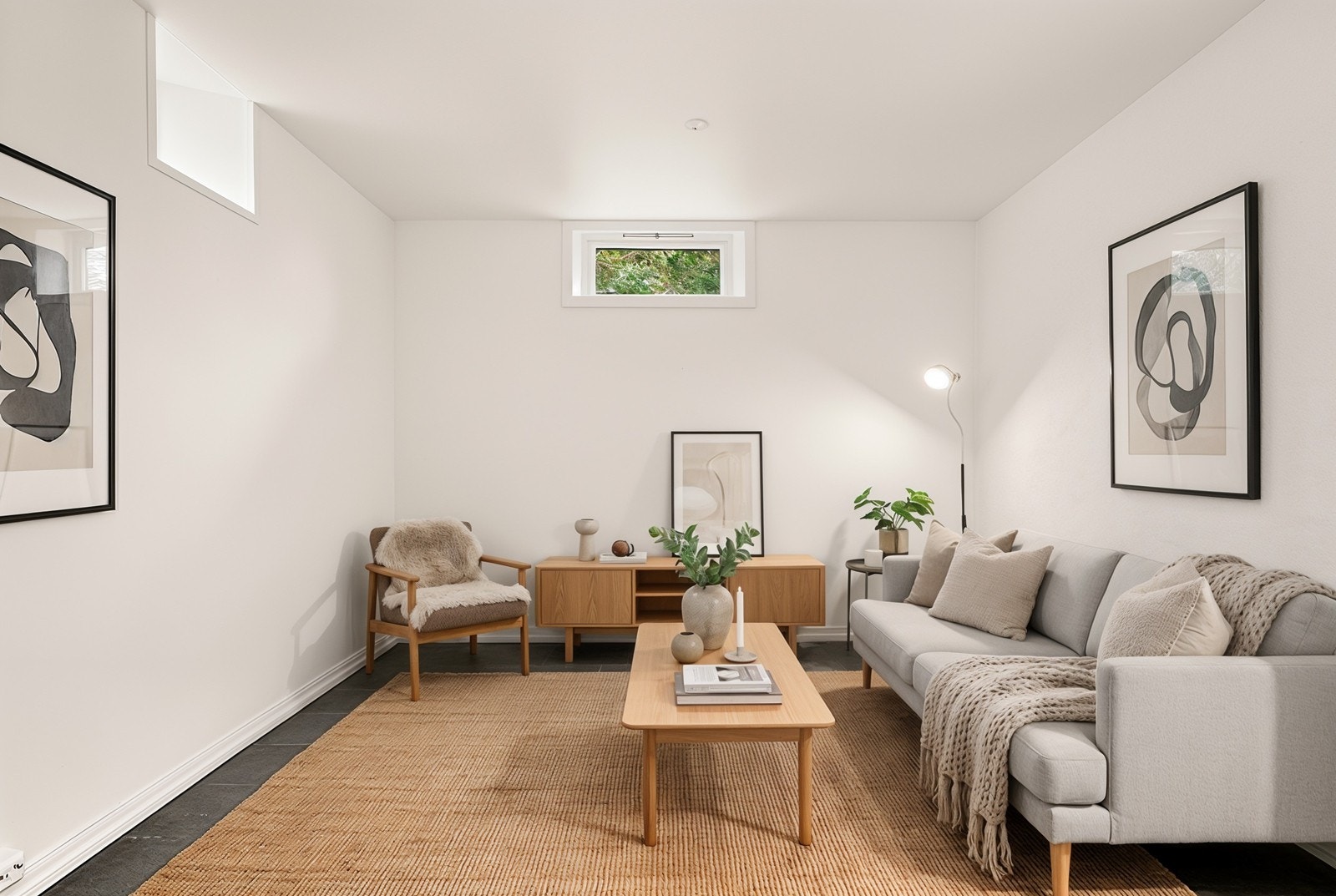 Oppholdsrommet gir fleksible innredningsmuligheter. Forslag til styling. Galleribilde