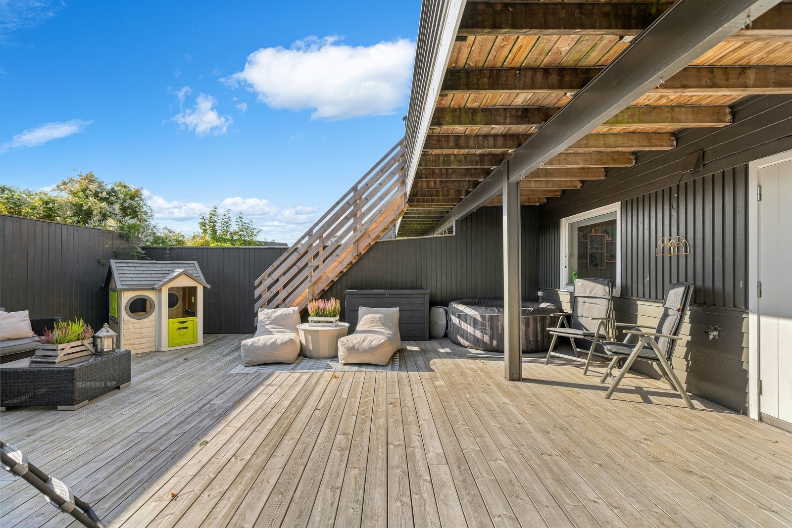 Terrasse ut fra 1 etg. (ny i 2021) Galleribilde