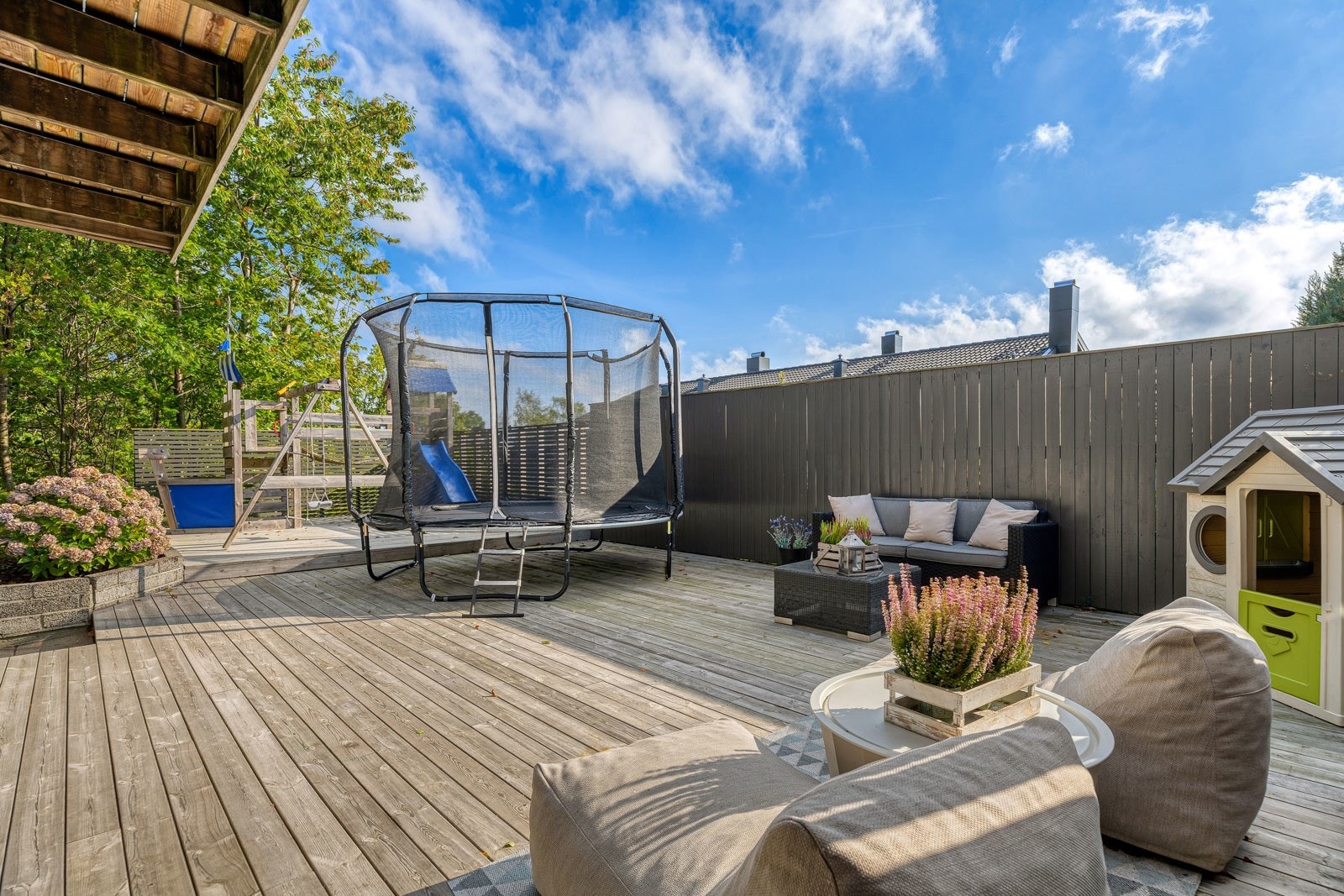 Terrasse ut fra 1 etg. (ny i 2021) Galleribilde