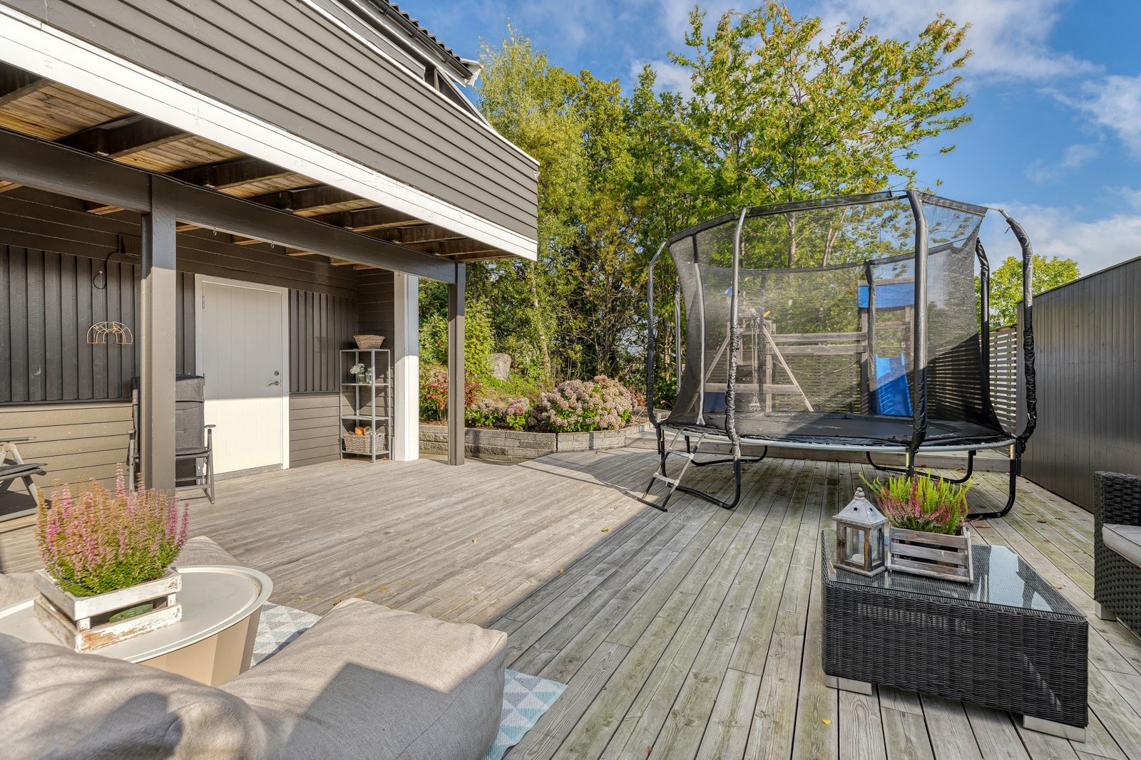Terrasse ut fra 1 etg. (ny i 2021) Galleribilde