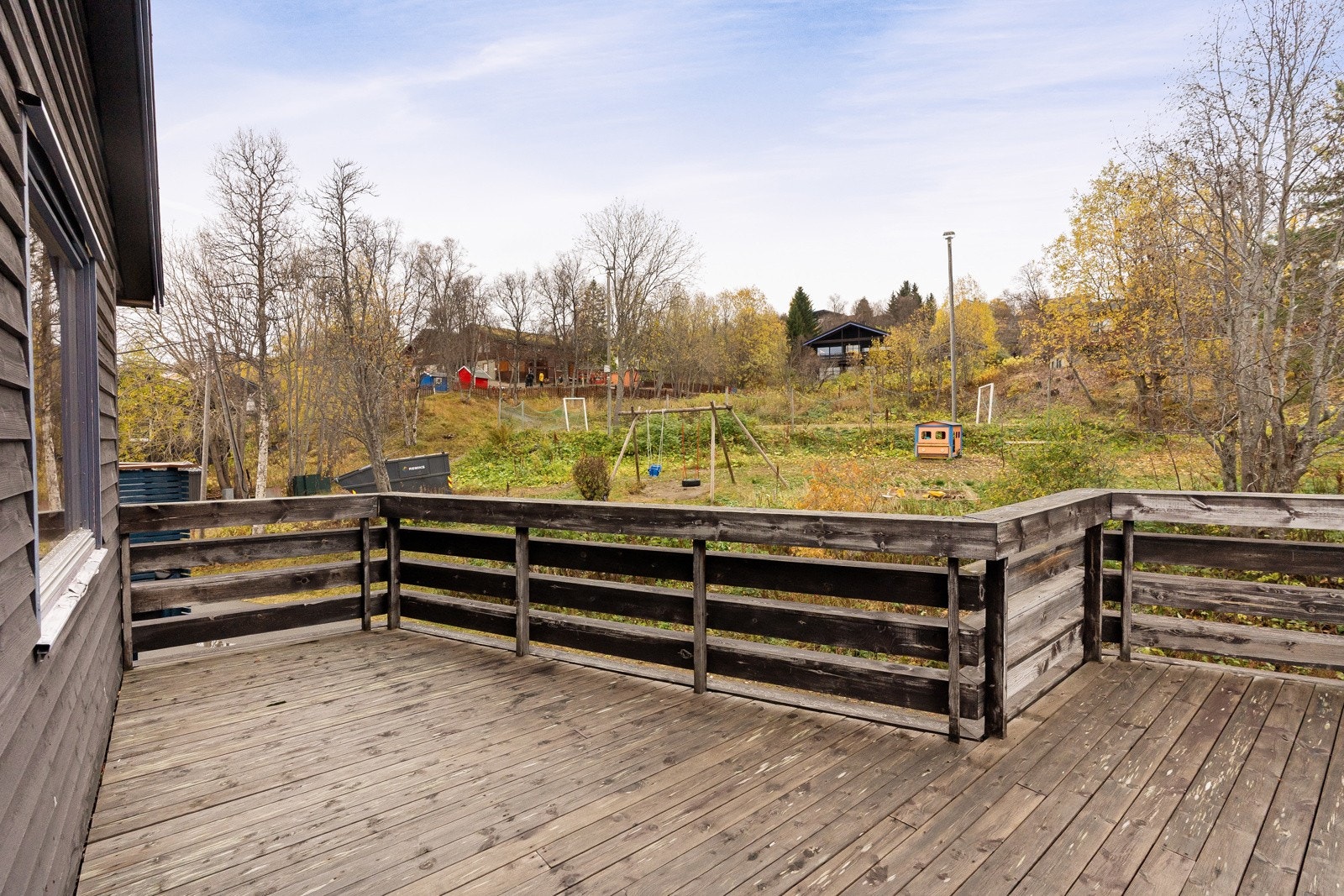 Eiendommen har andel i realsameie, hvilket medfører at uteområdet i bakgrunnen er felleseie blant nabohusene.