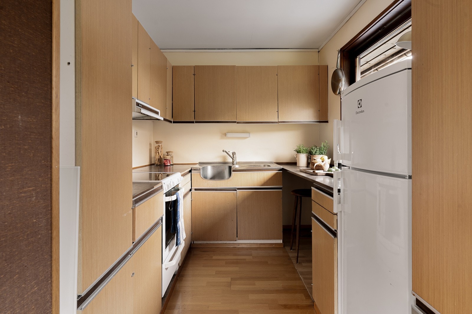 Funksjonelt kjøkken med gode lysforhold.