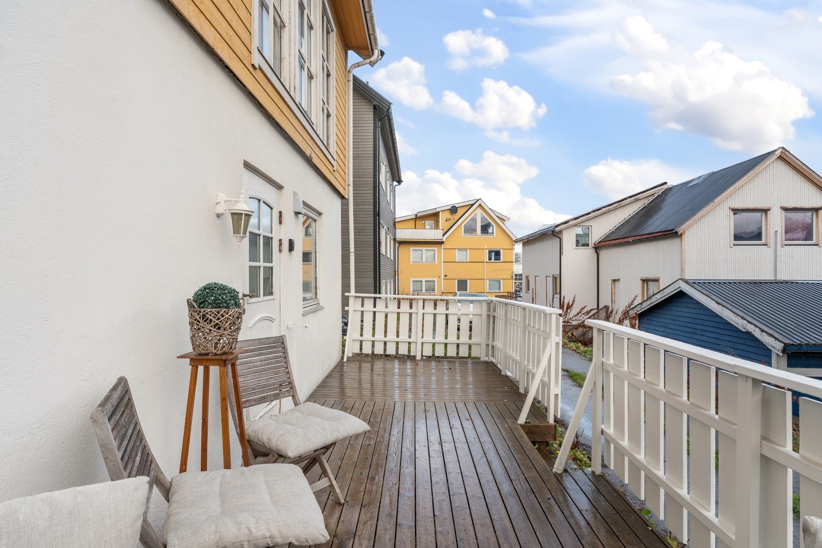 I tillegg til den 23 kvm store terrassen disponerer leiligheten også en parkeringsplass.