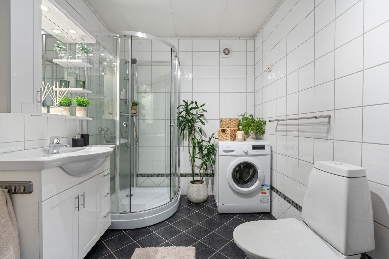Det romslige badet har god plass til vaskemaskin og eventuell tørketrommel.