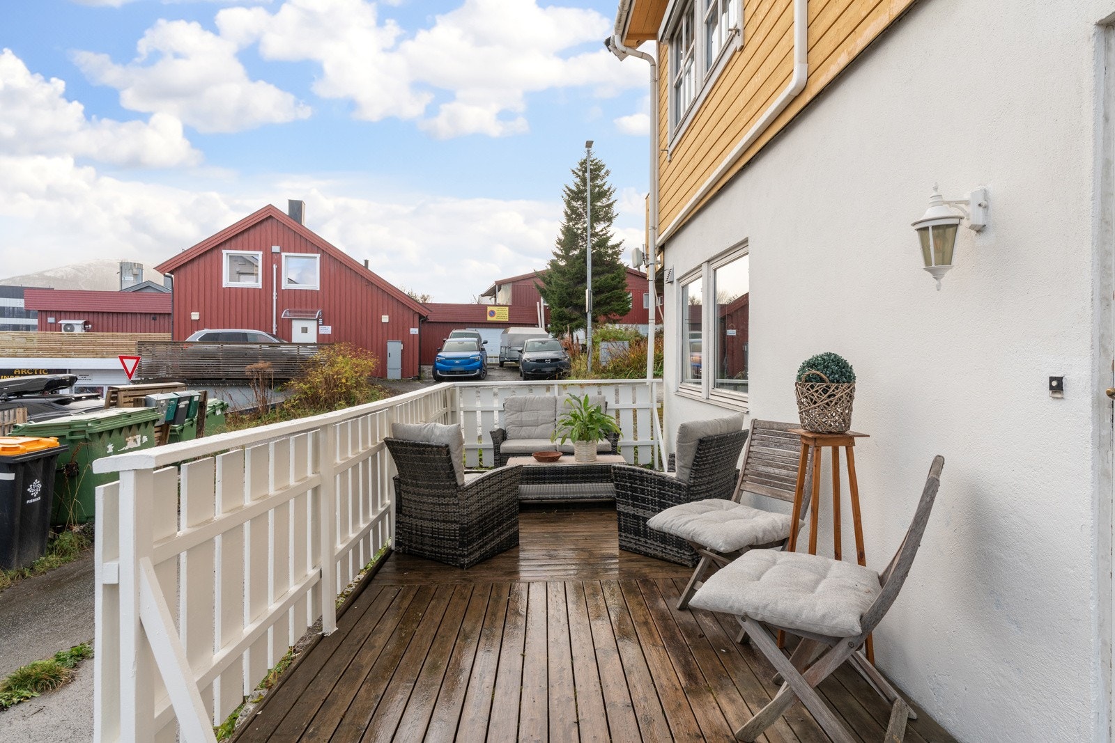Her kan du nyte de fine sommerdagene, terrassen er østvendt.