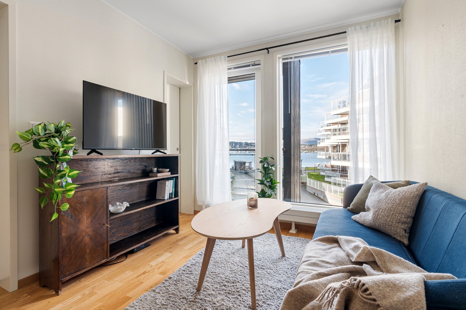Her er det god plass til sofa og TV, og fra stua har du utgang til din egen private balkong.