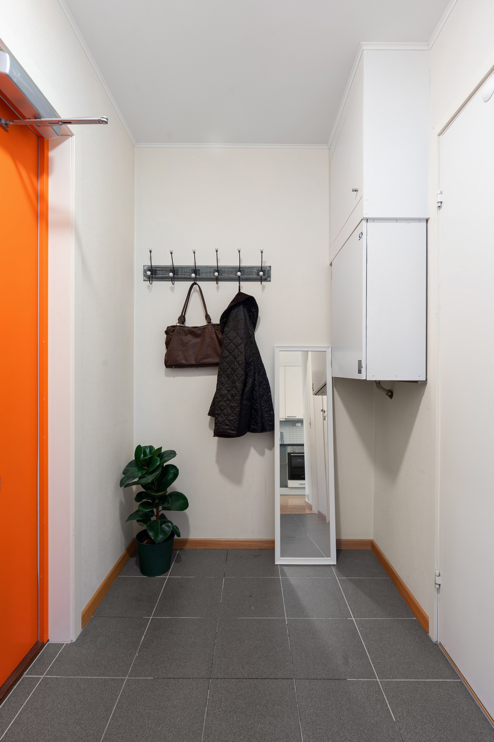 Entréen har plass til oppbevaringsmøbel og oppheng for yttertøy - En praktisk velkomstsone med plass til det du trenger i hverdagen.