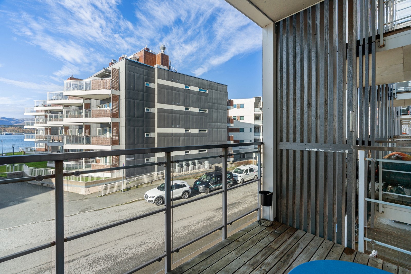 Takoverbygd balkong med plass til en hyggelig liten spisegruppe.