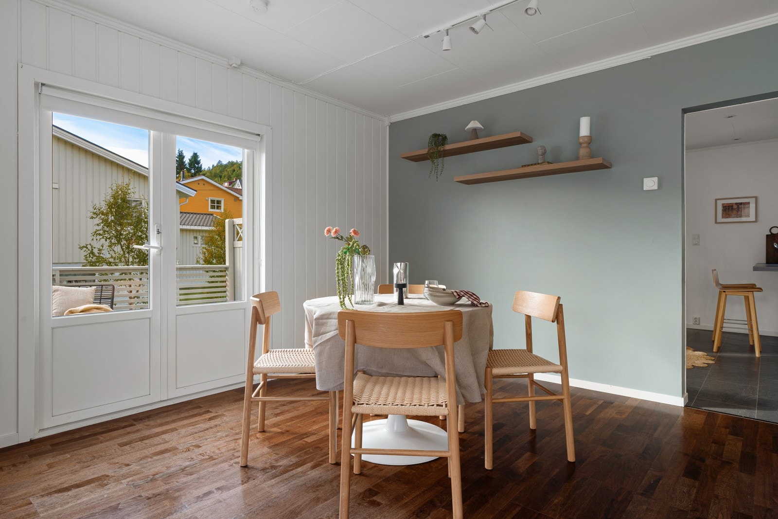 Spisestuen fungerer som et naturlig bindeledd mellom stuen og kjøkkenet. Fra spisestua har du utgang til en herlig veranda!