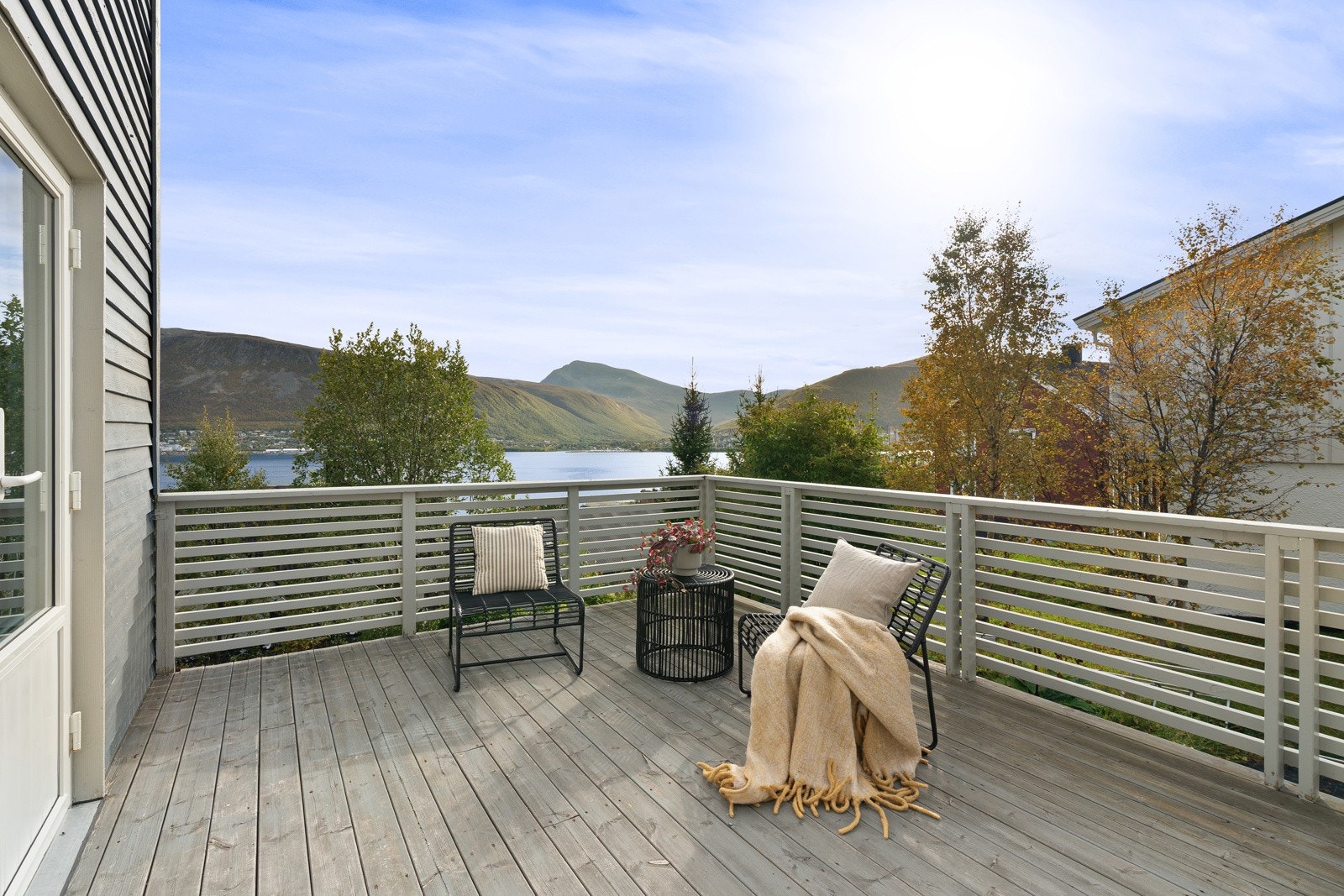 Fra spisestuen er det direkte utgang til verandaen, som har god plass til utemøbler og hyggelige måltider under åpen himmel. Den fantastiske utsikten gir uteplassen en flott og stemningsfull ramme.