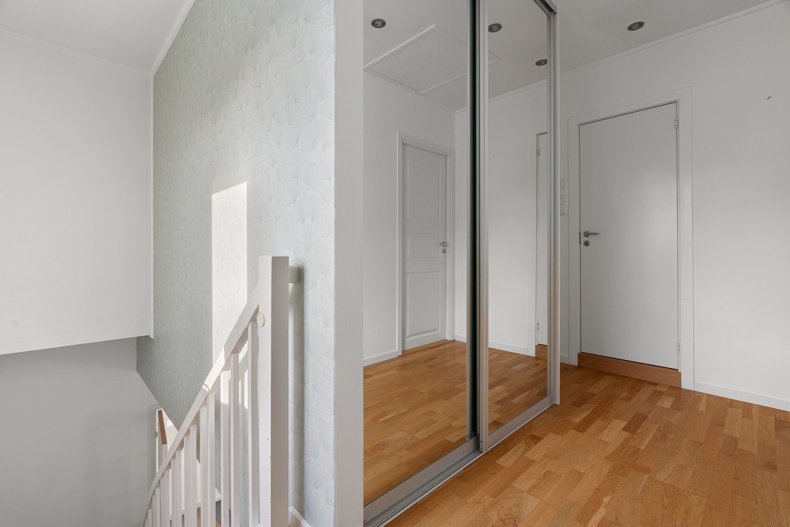 Innsatt skyvedørsgarderobe for praktisk oppbevaring.