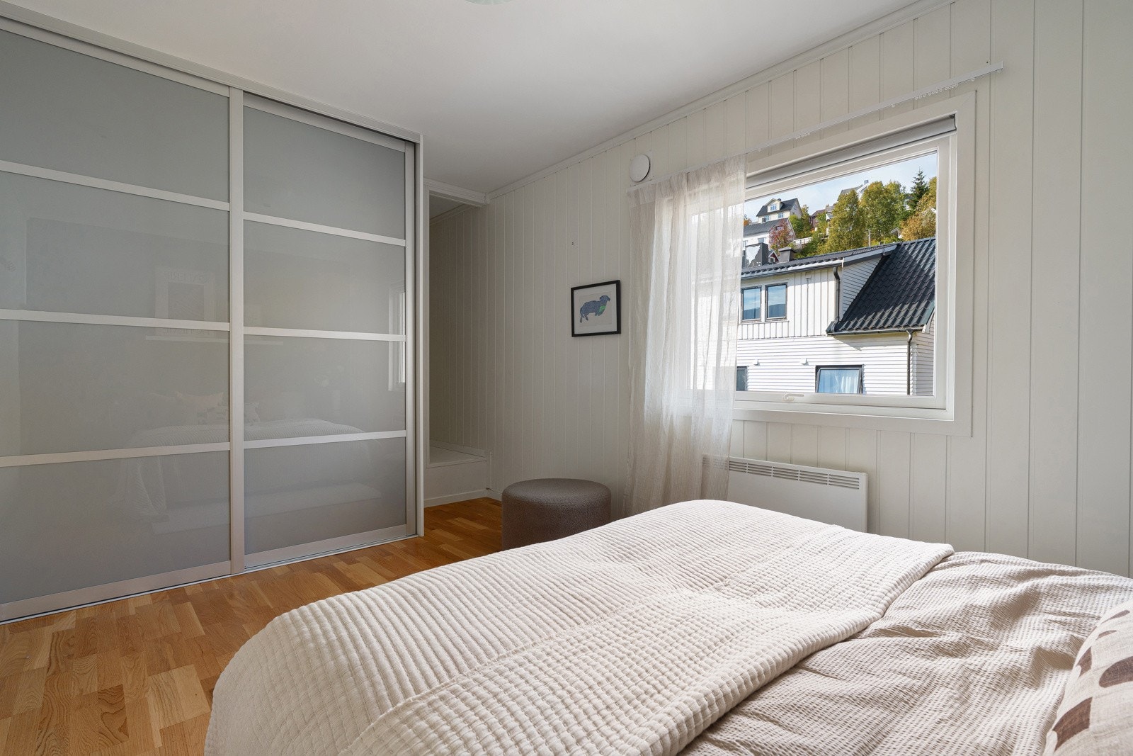 Soverommet er utstyrt med en praktisk skyvedørsgarderobe som gir gode oppbevaringsmuligheter og et ryddig uttrykk.