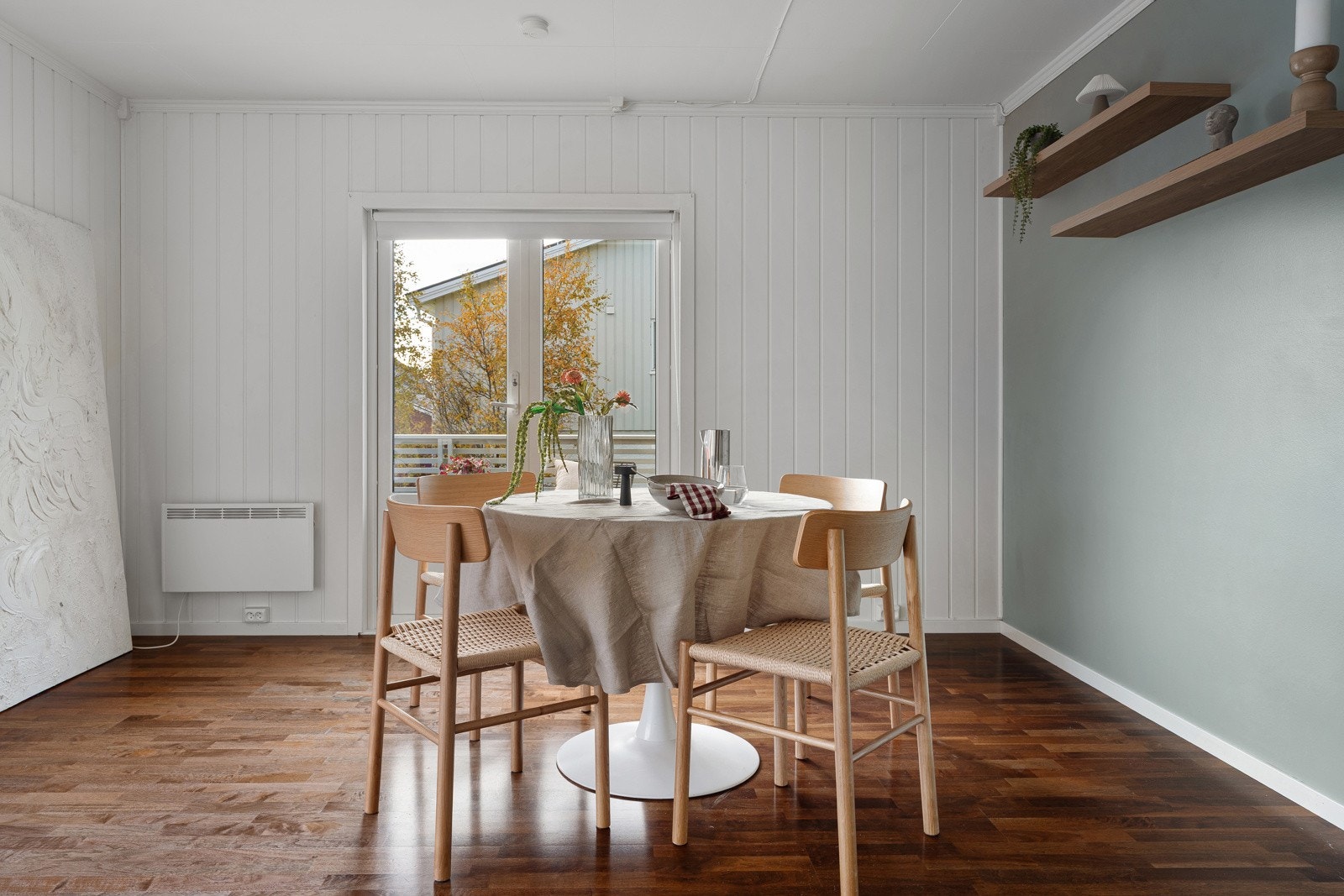 Spisestuen har god plass til et stort bord og skaper en naturlig møteplass i hjemmet.