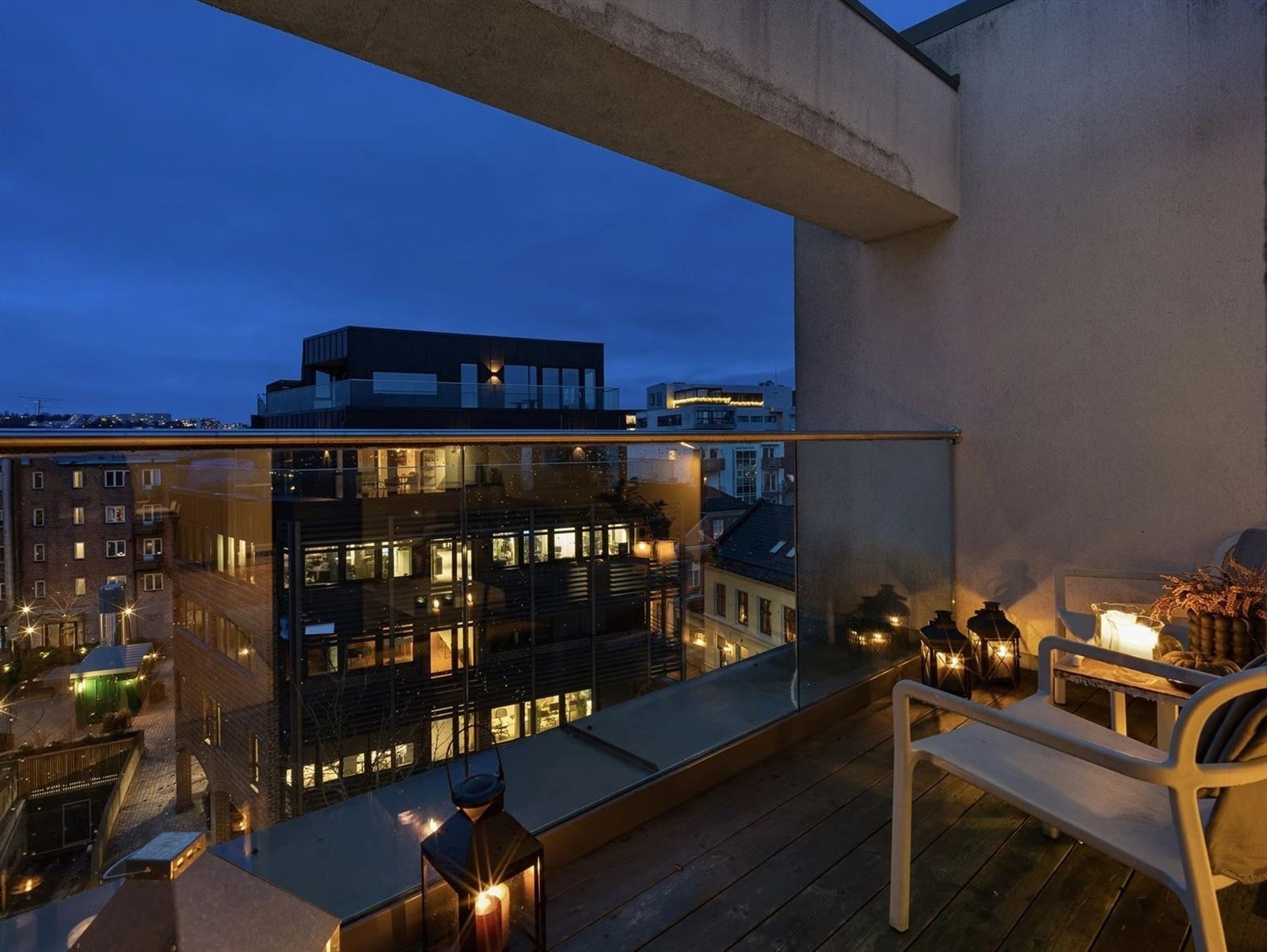Fra balkongen er det utsyn over sentrum, og sikt mot Bryggerifjellet. Galleribilde