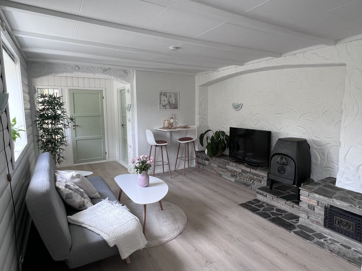 Koselig stue med vedovn som varmer veldig godt og sparer mye strøm. Galleribilde