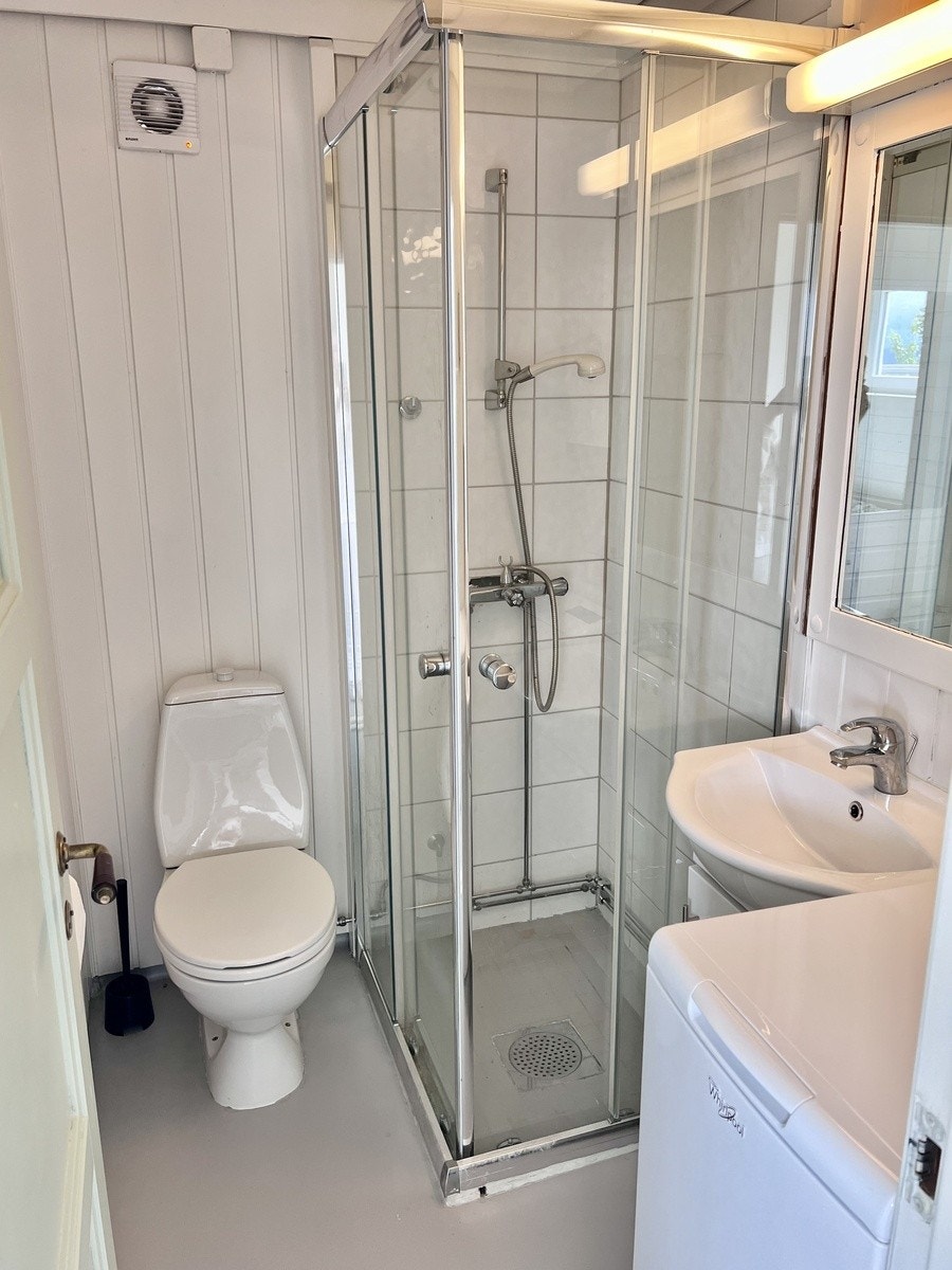 Bad med vaskemaskin innstallert. Galleribilde