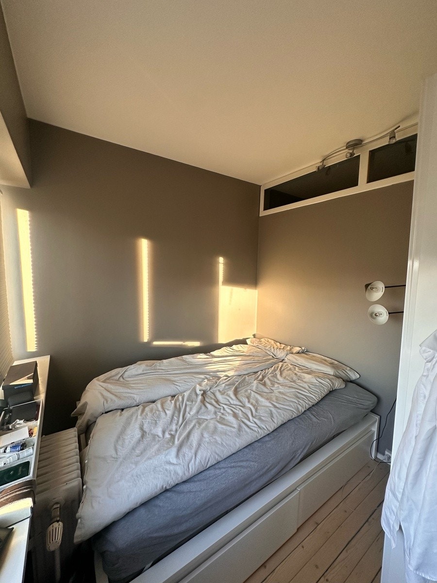 Adskilt soverom med 140 seng og kleesoppbevaring Galleribilde