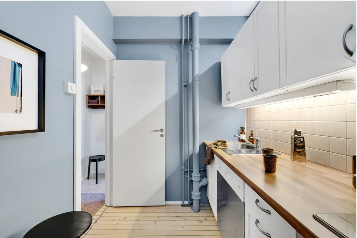 Adskilt kjøkken med vaskemaskin og stort kjøleskap Galleribilde