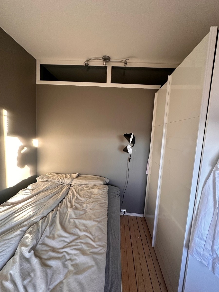 Adskilt soverom med 140 seng og kleesoppbevaring Galleribilde